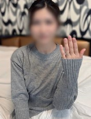 FC2PPV 4825610 結婚指輪が輝かしい！【無】【不倫中出し】性欲爆盛りの美人妻と不倫SEX。嬉しそうにしゃぶり尽くし、硬い他人棒で激しく腰を動かす。手を握り、指輪を見せつけながら中出しを懇願するド変態。※特典あり