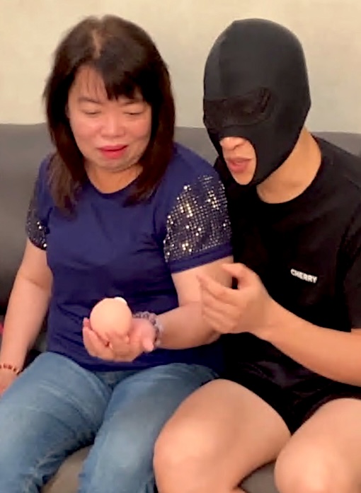 FC2 PPV 4824597 【無修正】恥じらいのない肉食熟女第2弾、変態M男とのオナニ見せ合い、デカクリ拡大トレーニング、各種体位の後中出し（前編）