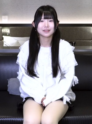 FC2PPV 4867745 素人初撮り、すみれ(18) 163cm47kgDcupで最高にかわいい。本当はダメらしいけど、結局メタボ中年のキスも中出しもアナル貫通も受け入れてしまう