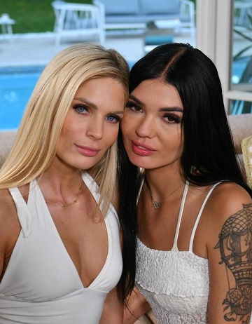 Porn World - Luna Bbunny , Candee Licious - Holiday Hookup Chapter 2: Bi BFFs Luna Bbunny And Candee Licious Turn Lesbo Fling Into Poolside DP