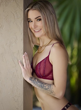 Porn Dude Casting - Thea Summers - Thea Summers Shows Porn Dude What Shes Got