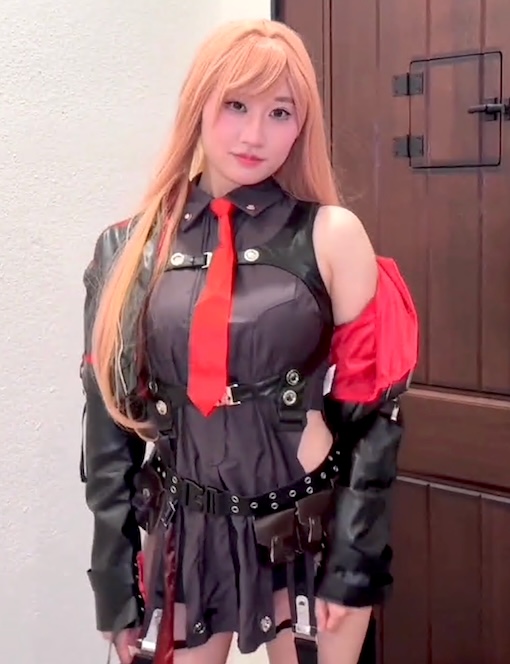 美しく優雅な中国人ブロガー「クロエ・リン」（林千夜）は、2013年5月26日にFapHouseに「勝利の女神」ニキ・ラピスラピスのコスプレについて投稿した。写真撮影は現実の出会いへと発展し、カメラマンは黒ストッキングと戦闘服に魅了され、突発的で激しい性行為へと発展した！