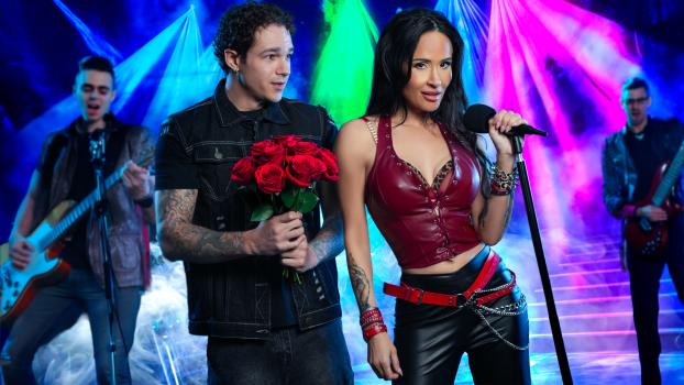 Got Mylf - Izi Blu - Rockstar Milf Takes Roadie on an Exclusive VIP Tour