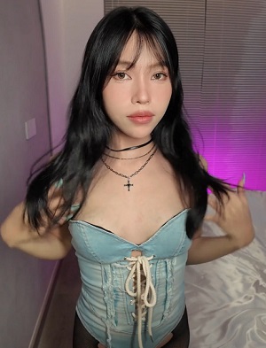 FapHouse.25.09.03 に登場した、トップクラスのホットなベトナム人女性「Miuzxc」。彼氏と電話で自慰行為をしている最中、義理の兄が入ってきて彼女を犯した。彼女は電話中に犯され、最後には彼に中に射精するように懇願した！
