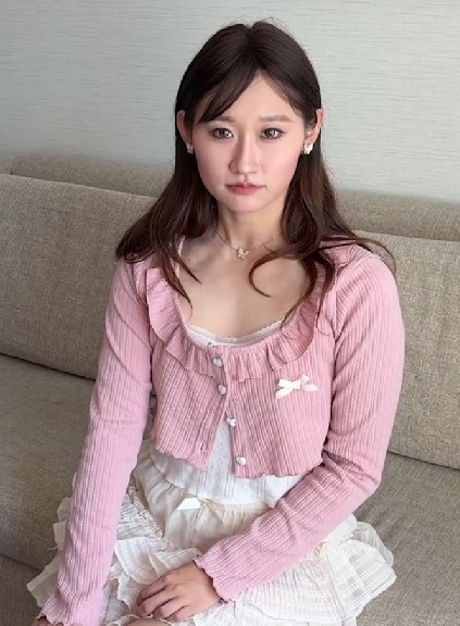 美しく優雅な中国人ブロガー「林千夜」（FapHouse、2005年4月26日）が、可愛い中国人少女と街頭インタビューを行い、ホテルで情熱的なセックスに発展した。