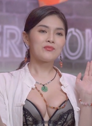 台湾の美女「南千雲＆頼雲曦」FapHouse×Jerkaoke.25.10.20。占い師の南千雲は、口を使って客のペニスの運勢を占う。彼女のアシスタント、頼雲曦が挑戦状を叩きつける。ゲームに勝てば、激しいセックスができる！
