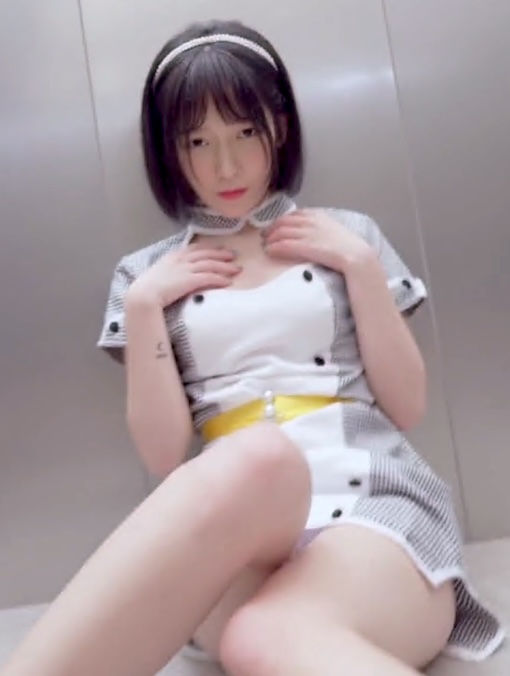 蒸しパンそっくりな台湾人少女「Xia En @shinypuppy」。FapHouse×Swag.JSBY-0086「お客様、どうぞこちらへ」。純粋な日本式デパートのエレベーター係。怠惰な仕事ぶりで店長から説教を受ける。