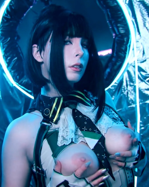 FapHouse.26.01.23に登場したロシアのトップ巨乳コスプレイヤー「MollyRedWolf」は、アニメ「ソードスター」のキャラクター、イヴのコスプレを披露。女神MollyRedWolfはソードスター・イヴに変身し、仕切り越しにディープスロートを行い、顔中に精液を浴びる。