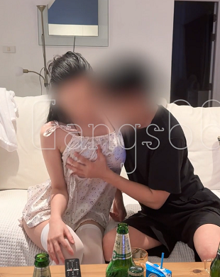 26歳にして最も美しい巨乳クイーン、トップ美女[千手綱Gshou66]は、ナンパした男と出会い、彼を家に連れて帰り、お酒を飲んだりストリップゲームをしたりした。彼女の柔らかい胸は台無しになり、彼は卑猥な言葉を吐き続け、彼女の敏感な穴に射精した。