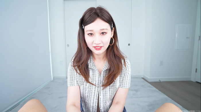 美しくカリスマ性のある中国人ブロガー「Chloe Lin」（林千夜）がDieselvidsに投稿しました。2011年3月26日。淫乱な若い中国人女性、Chloe Linは、過激なオーラルセックスを披露し、柔らかい膣が巨大なペニスでファックされて潮吹きします。