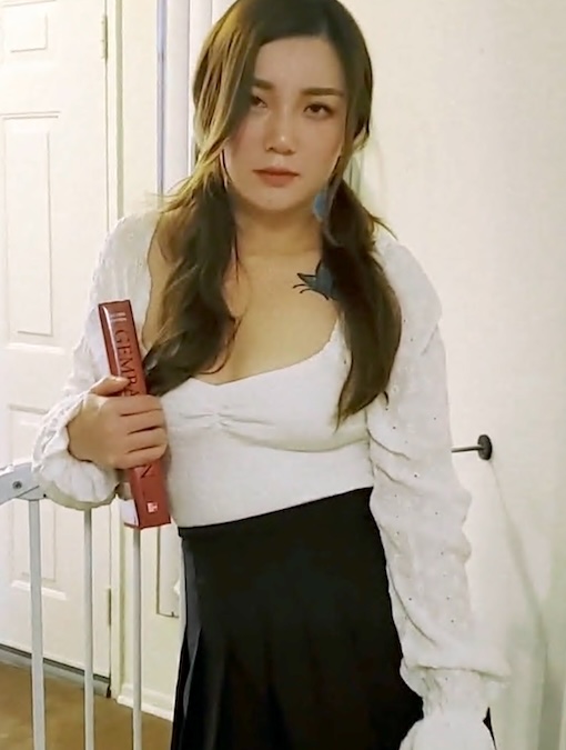 超一流の好色な中国人美女「NicoLove」（FapHouse、2015年3月26日）：セクシーな家庭教師NicoLove――この尻軽な女教師が、愛液を飛び散らせるほど激しく犯される。