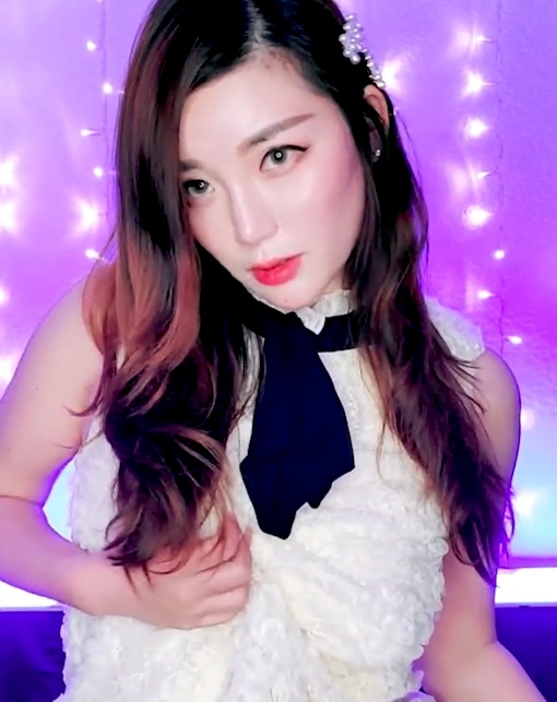 トップクラスの妖艶な中国人美女「NicoLove」（FapHouse.26.03.29）：セクシーな中国人ストリーマーのNicoLoveが、配信終了後にカメラを切り忘れてしまった！ディープスロートからフェイシャル（顔射）に至るまで、その一部始終が視聴者にさらけ出されてしまった。