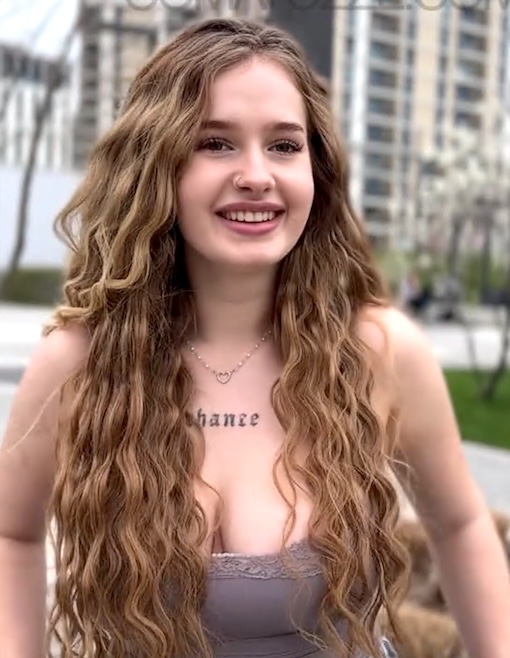 超絶美女のロシア人巨乳、「Comatozze」（FapHouse、2025年6月28日）：親友との一線を越えてしまう、ロシアの巨乳女神の姿を捉えた映像。一度の情事で、長年の友情は消え去ってしまうのか？親友の手によって揉みくちゃにされ、形が崩れるほどの彼女の天然巨乳を堪能しよう。