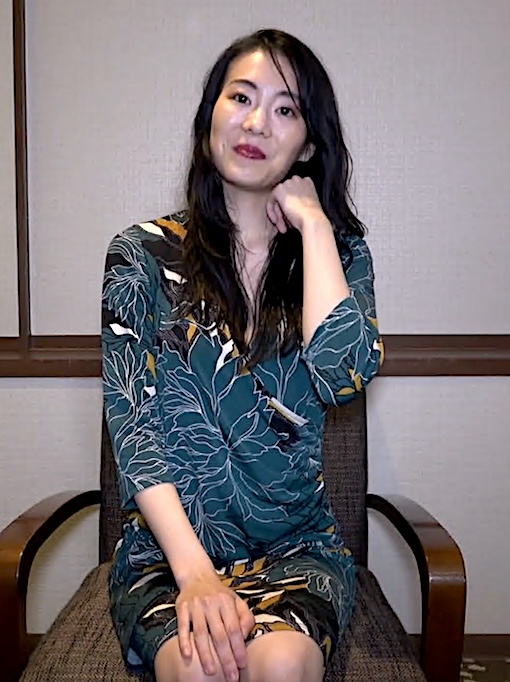 JapanLust - Tomoko Shinomiya - 篠宮智子 - 薄暗い部屋で、脚を開いて、セックスの前に毛深い陰部を露出 1080p