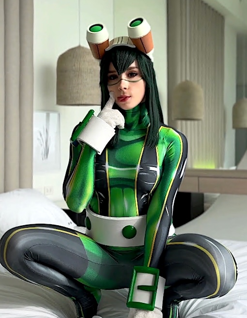 ロシアのトップコスプレイヤー「Sweetie Fox」：『僕のヒーローアカデミア』蛙吹梅雨のコスプレでディープスロート＆フェラチオを披露。多彩な体位で激しく犯され、蜜壺が濃厚な精液で満たされる……二次元の淫夢が現実となった衝撃のプレイ。