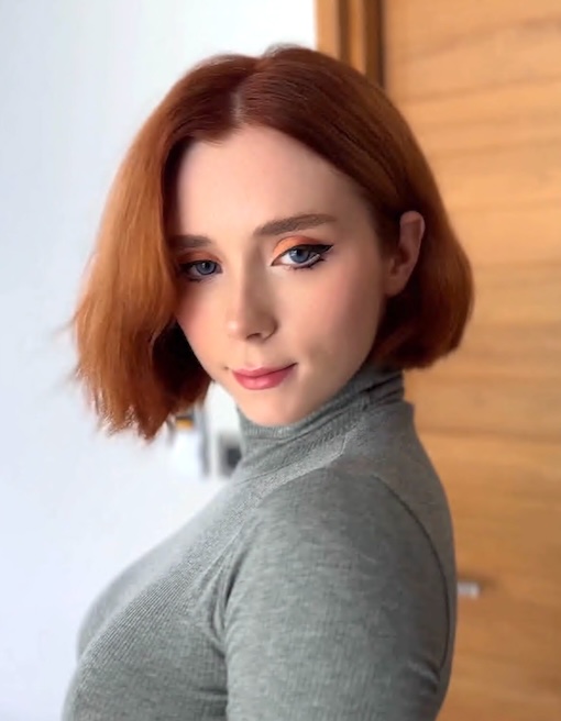 ロシアのトップコスプレイヤー「Sweetie Fox」――美しき赤髪の淫乱美女が、伝線したストッキング姿でアナルセックスを懇願。ディープスロートとフェラチオの末、アナル内への中出し射精で穴を精液で満たす。