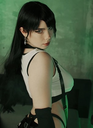 ロシアの超巨乳・美マンココスプレイヤー「MollyRedWolf」FapHouse（2024年5月26日）。手錠をかけられ、なすがままにされるティファ。喉の奥まで突っ込まれて涙目になり、その後は突き出た尻を激しく犯される。